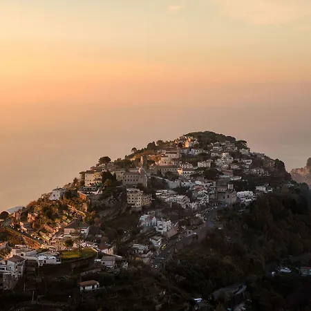 فندق مبيت وإفطار بي أند بي رافيلو روومز رافيلّو